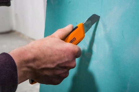 NEO NÓŻ Z OSTRZEM ŁAMANYM 18MM GUMOWANY 63-060