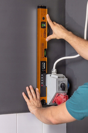 NEO POZIOMNICA POZIOMICA LASEROWA Z WYŚWIETLACZEM LCD 60 CM 71-200