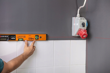 NEO POZIOMNICA POZIOMICA LASEROWA Z WYŚWIETLACZEM LCD 60 CM 71-200